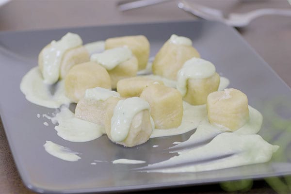 plato de noquis de patata en salsa verde