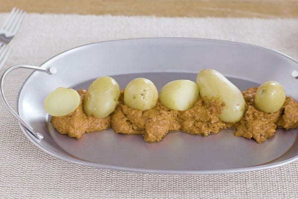 plato servido de patatas al romesco